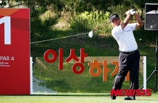 1번홀 티샷하는 최경주