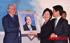 정세영 명예회장 초상화 전달하는 쥬지아로