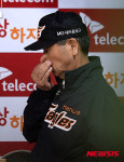 생각에 잠긴 김성근 감독