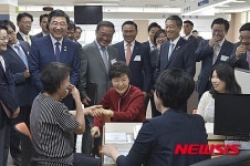 센터이용 주민들 격려하는 박 대통령