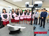 3D 스케너 설명듣는 윤상직 장관