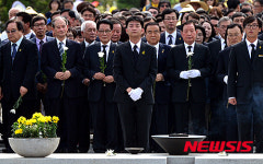 묘역 참배하는 노건호 씨