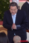 합장하는 김무성 대표