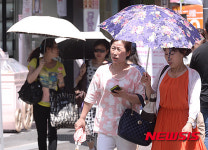 강렬한 햇살에 양산이 최고
