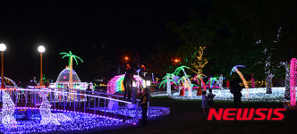 조명으로 꾸며진 우치공원