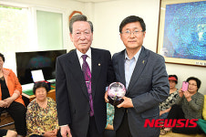 감사패 받은 김성환 구청장