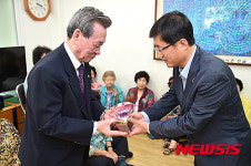 감사패 받은 김성환 구청장