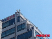 [종합]상가 12층 옥상서 5명 투신 위협…경찰과 대치