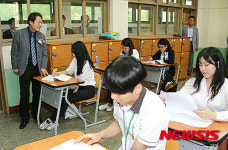 학생들 격려하는 조희연 교육감