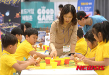 보드게임에 빠진 어린이들