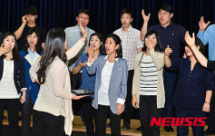 발성 연습하는 그라시아스 합창단