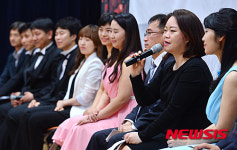 수상소감 밝히는 박은숙 단장