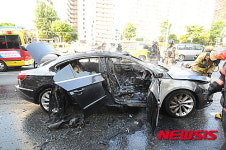 화재로 전소된 외제차량