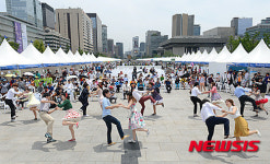 광화문광장에서 벌이는 커플 스윙댄스