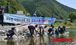정선군, 아우라지 강변에 향토치어 방류