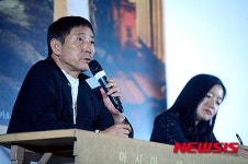 답변하는 배우 코바야시 카오루