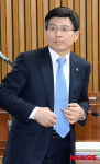 옷 매무새 다듬는 총리후보자
