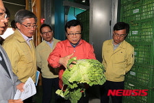 대관령원예농협 무.배추 출하조절시설 찾은 이동필 장관