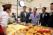 천안중앙시장 못난이꽈배기 매장을 둘러보는 내빈