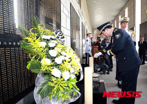 호국경찰 전사자 명비 참배