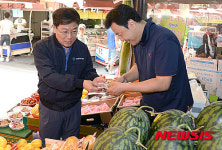 인헌시장 방문한 윤상직 산업통상자원부 장관