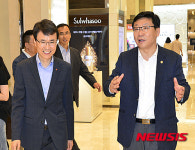 유통업체 방문한 주형환 차관