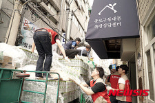 쪽방촌에 전달되는 생수