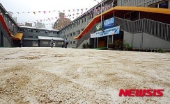 눈 내린 듯한 부산 초등학교 운동장
