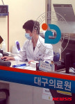 마스크 쓴 채 업무 중인 대구의료원 혈액검사실