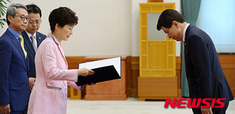 박 대통령, 황교안 신임 국무총리 임명장 수여