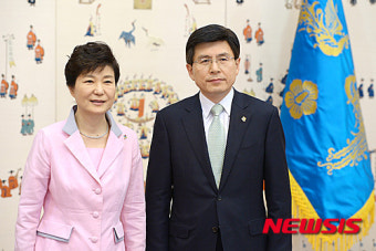 박 대통령, 황교안 신임 국무총리 임명장 수여