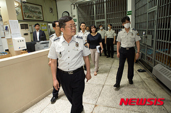 경찰서 유치장 점검하는 김귀찬 대전경찰청장