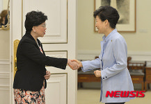 악수하는 박 대통령과 마가렛 찬 사무총장