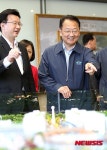 리조트월드 설명 듣는 국토부 장관