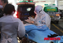 쉴 틈 없이 분주한 의료진
