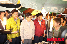 황교안 국무총리, 평택 송북시장 상인 격려