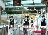 출입 통제하는 OCI 군산공장