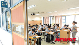 학업성취도 평가 시험 치르는 고2 학생