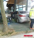 군산서 승용차 커피숍으로 돌진