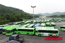 공영주차장에 대기중인 서울시 시내버스