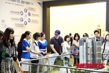 멀티 역세권 아파트 공덕 더샵 둘러보는 고객들