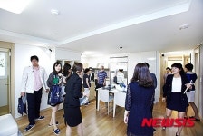 공덕 더샵 모델하우스 살펴보는 고객들