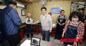 관계자들과 악수하는 황교안 총리