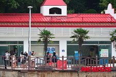 돝섬해상유원지 찾은 어린 학생들