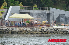 돝섬해상유원지 찾은 관광객들