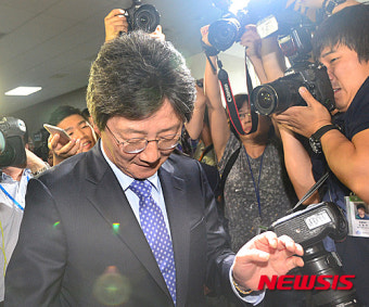 고개숙인 유승민 원내대표