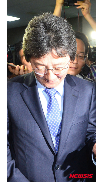 고개숙인 유승민 원내대표