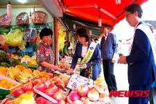 장보기 행사 갖는 경북도 이인선 경제부지사