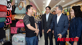 명동 지하상가 상인들과 대화나누는 문재인