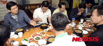 인력시장 나온 건설근로자 고충 들어주는 황교안 총리